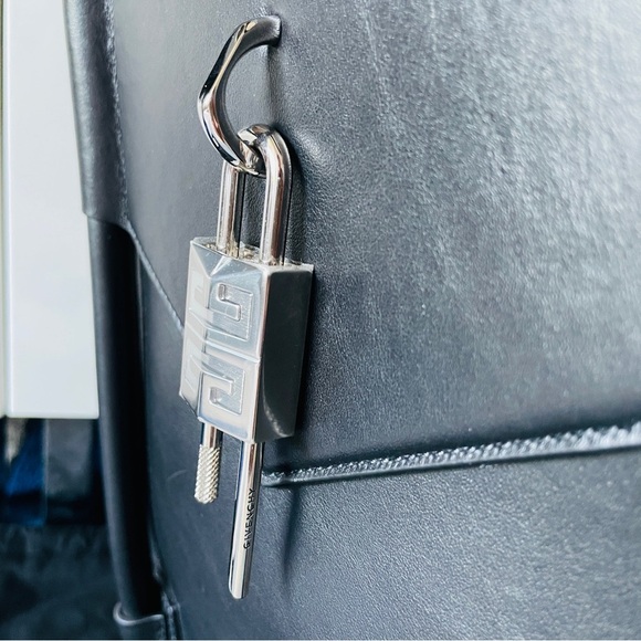 Brand New Givenchy Antigona Lock Soft Calfskin Black Leather Unisex Tote… - Picture 11 of 15